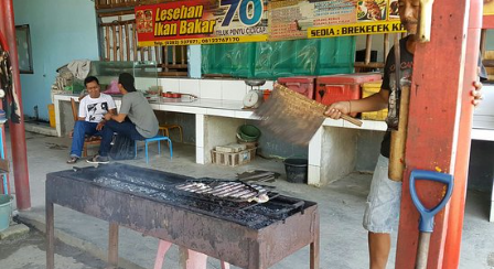 Lesehan Ikan Bakar 70: Santap Nikmat di Pinggir Pantai Cilacap