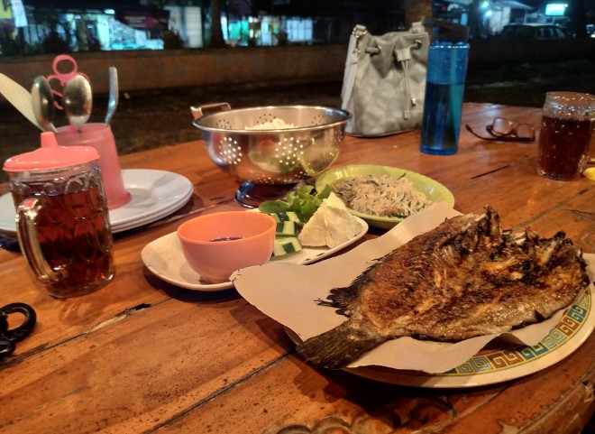 Lesehan Ikan Bakar 70: Santap Malam di Pinggir Pantai Cilacap